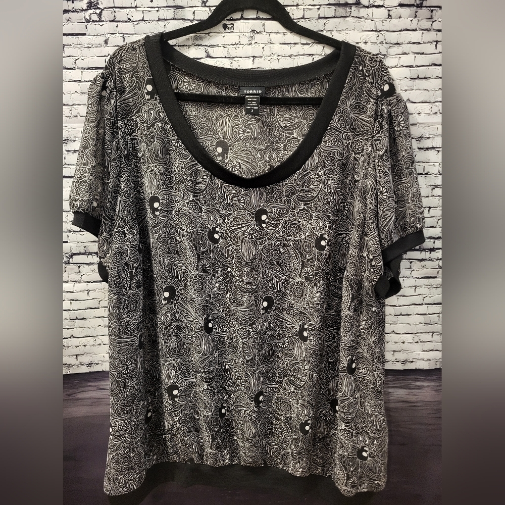 Torrid Skull Print Short Sleeve Sheer Blouse Size 3X